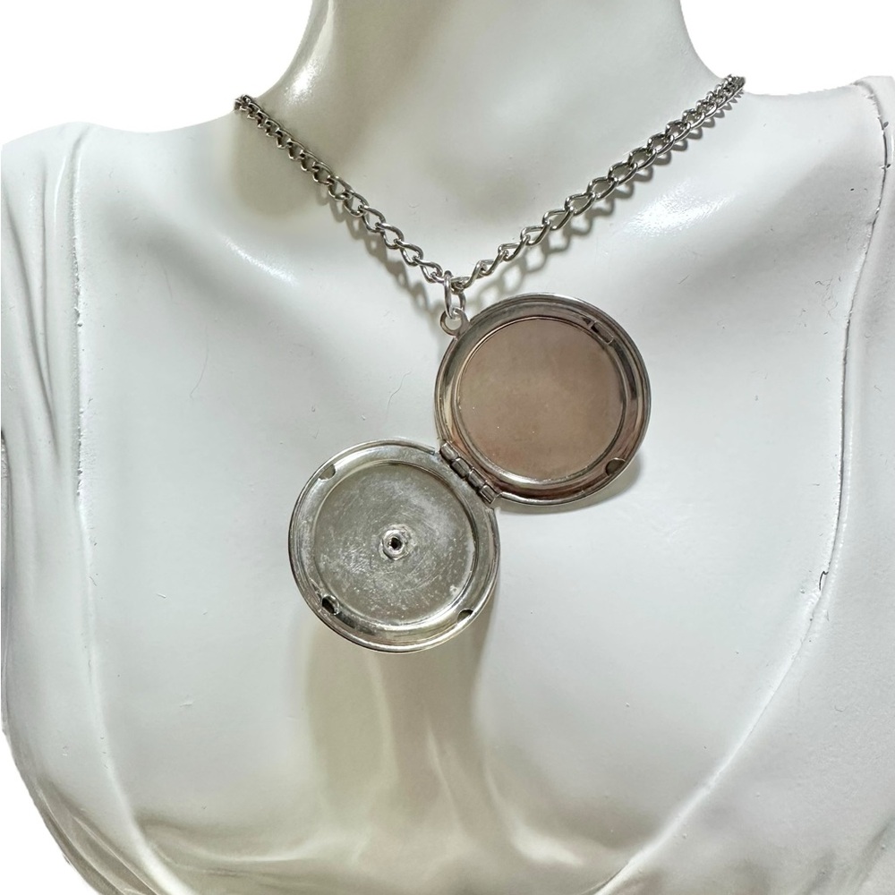 48-25 Preloved Vintage Sumerian Flower (The Flower of Life) Locket - Picture 4 of 4